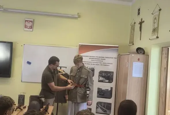 Żywa lekcja historii w szkole – uczniowie poznali uzbrojenie Wojska Polskiego