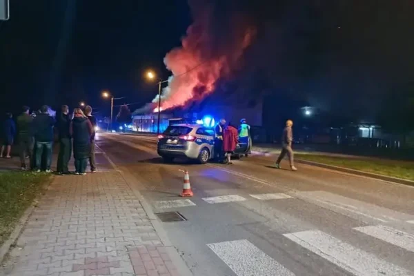 Pożar Biedronki przy ul. Niepodległości – droga zablokowana w obu kierunkach