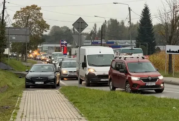 Przewrócona ciężarówka na rondzie w Jastrzębiu-Zdroju. Są utrudnienia w ruchu