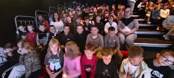 Trzecioklasiści z wizytą w Teatrze Banialuka – spektakl o empatii